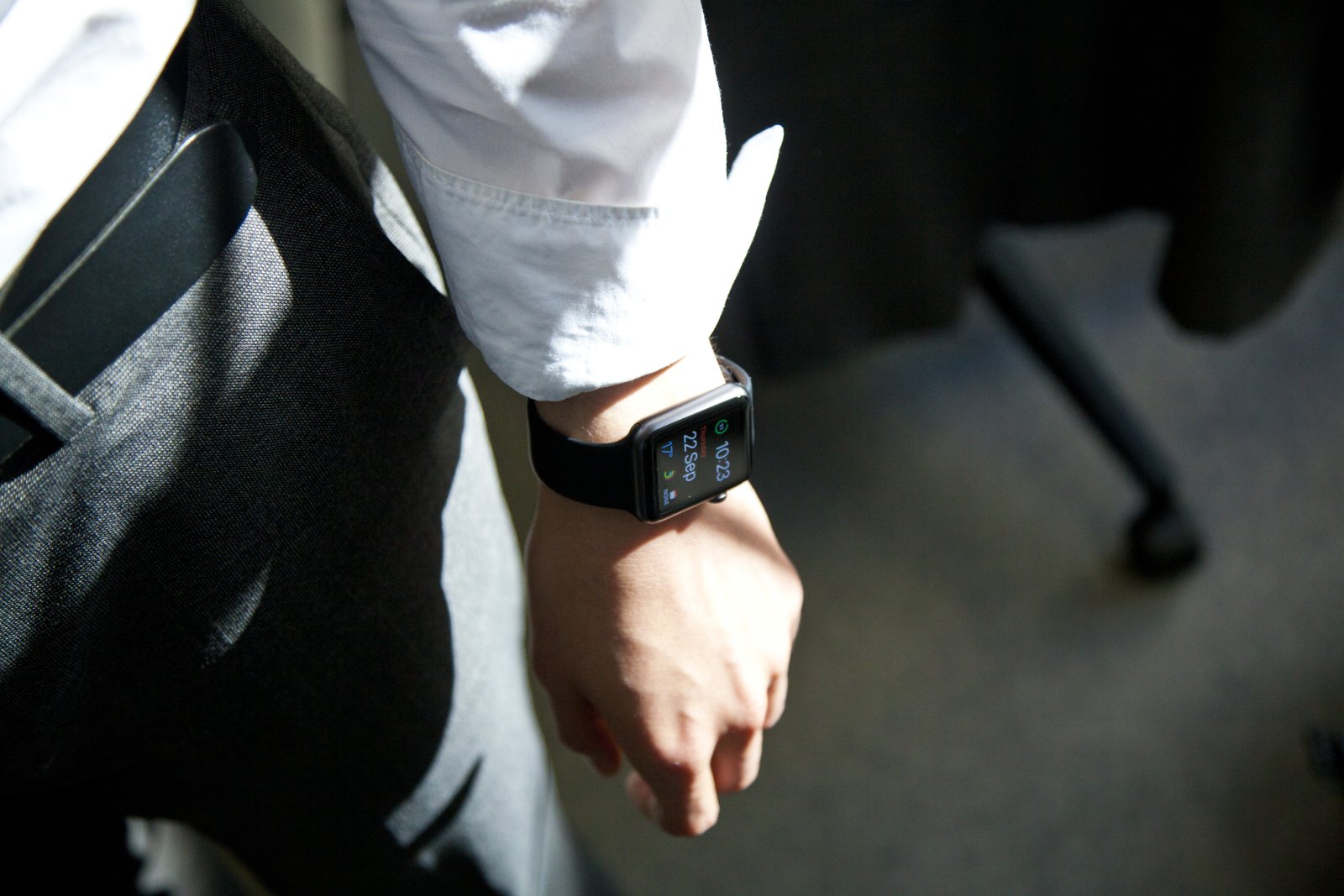 Man met een smartwatch om zijn pols